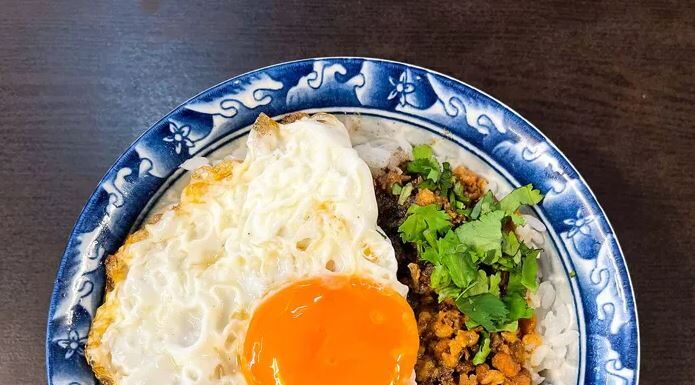 ▲「秀明豬心冬粉」的月見肉燥飯令人回味無窮。（圖／取自米其林官網）