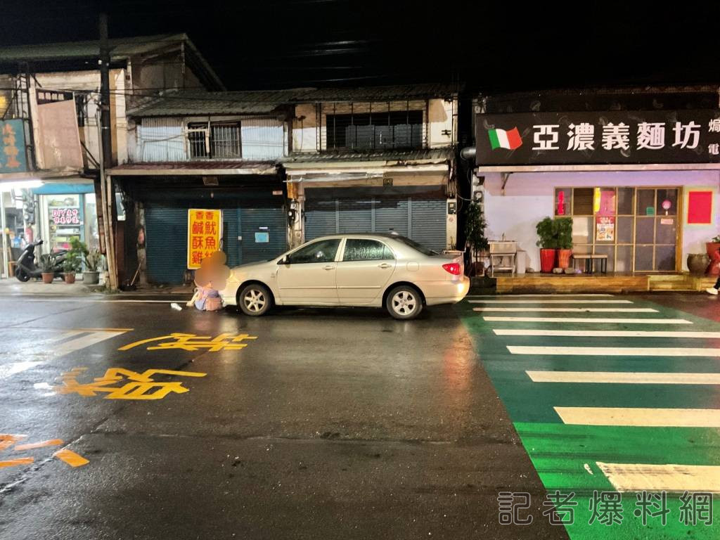 桃園八德轎車右轉 女行人挨撞捲入車底受傷送醫