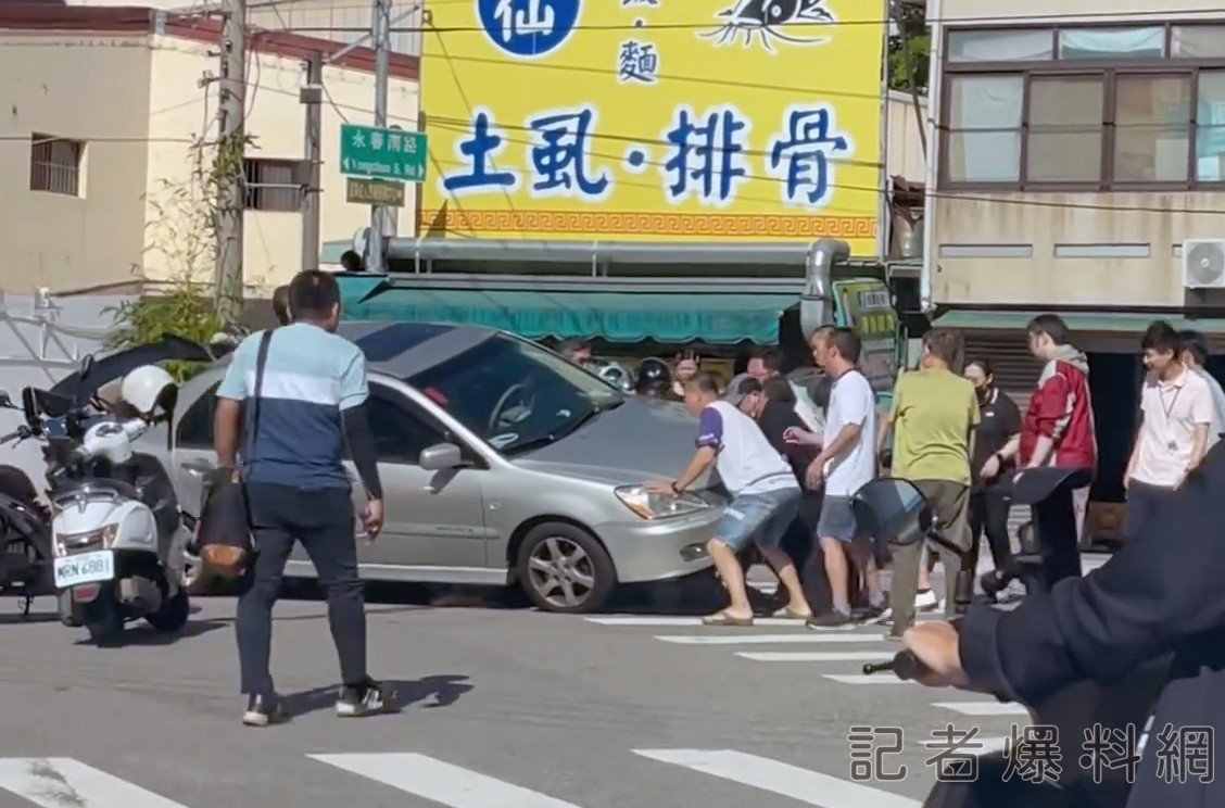 獨／中市女騎士遭撞捲車底  20壯漢齊抬車救人