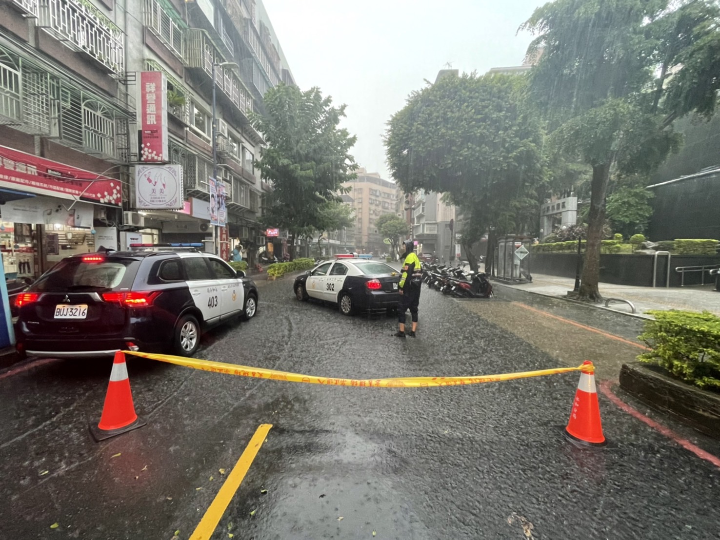 ▲雷雨彈襲雙北！新北市永和區國光路路面積水，水深一度沒過腳踝。（翻攝畫面）