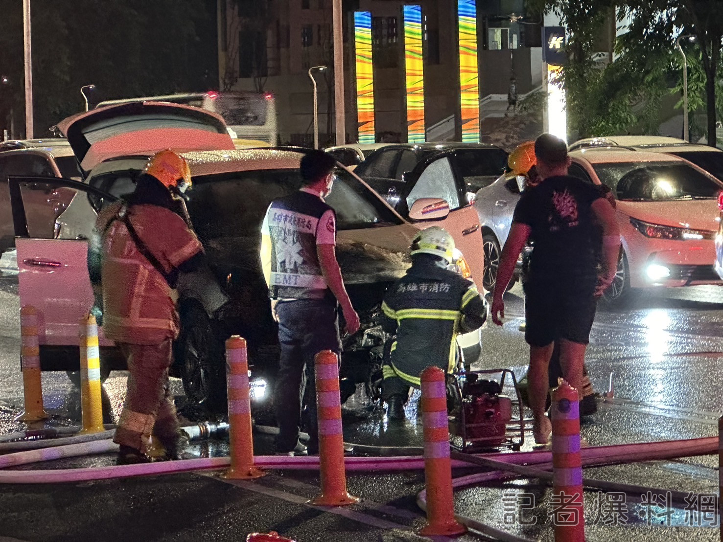 ▲高雄苓雅中正路晚間傳出火燒車意外。（圖／民眾提供）