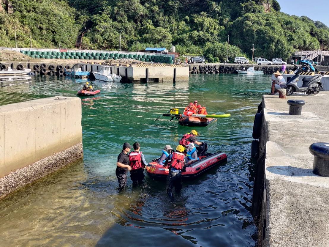 ▲新北市金山區燭台嶼海域，今（25）日7時許傳有SUP玩家被潮汐帶往外海無力返回。（翻攝畫面）