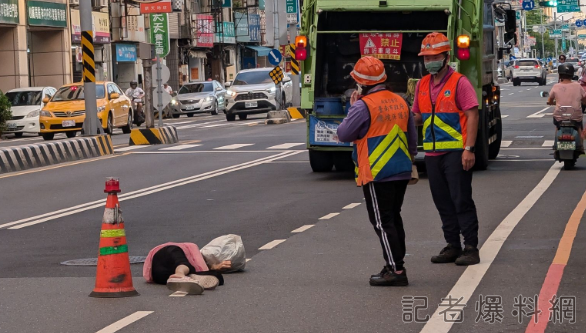 台南婦人追垃圾車仆街！網友拍下倒地畫面PO網　清潔人員看呆了