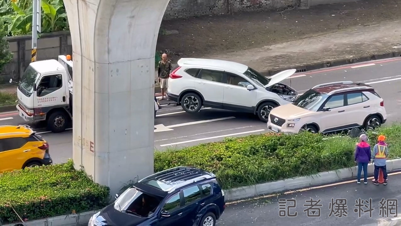 影／CRV這樣拖吊！疑沒固定好掉下來「車主傻眼」　網友：變速箱下課摟