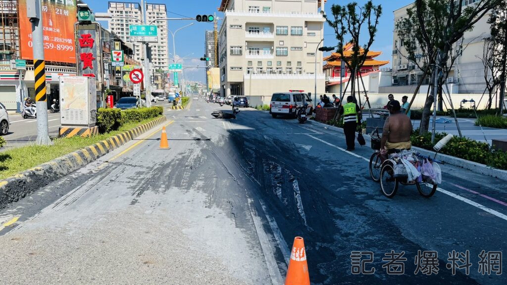 ▲台南聯結車釀禍！水泥噴滿地2騎士慘摔、轎車受波及（圖／記者王俊勝 翻攝）