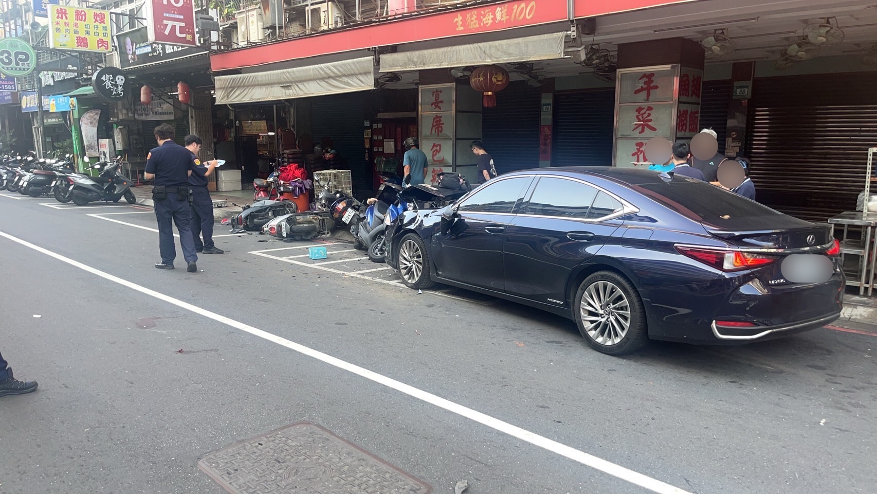 ▲新北市中和區莒光路一帶，今（27）日6時許驚傳死亡車禍。（翻攝畫面）