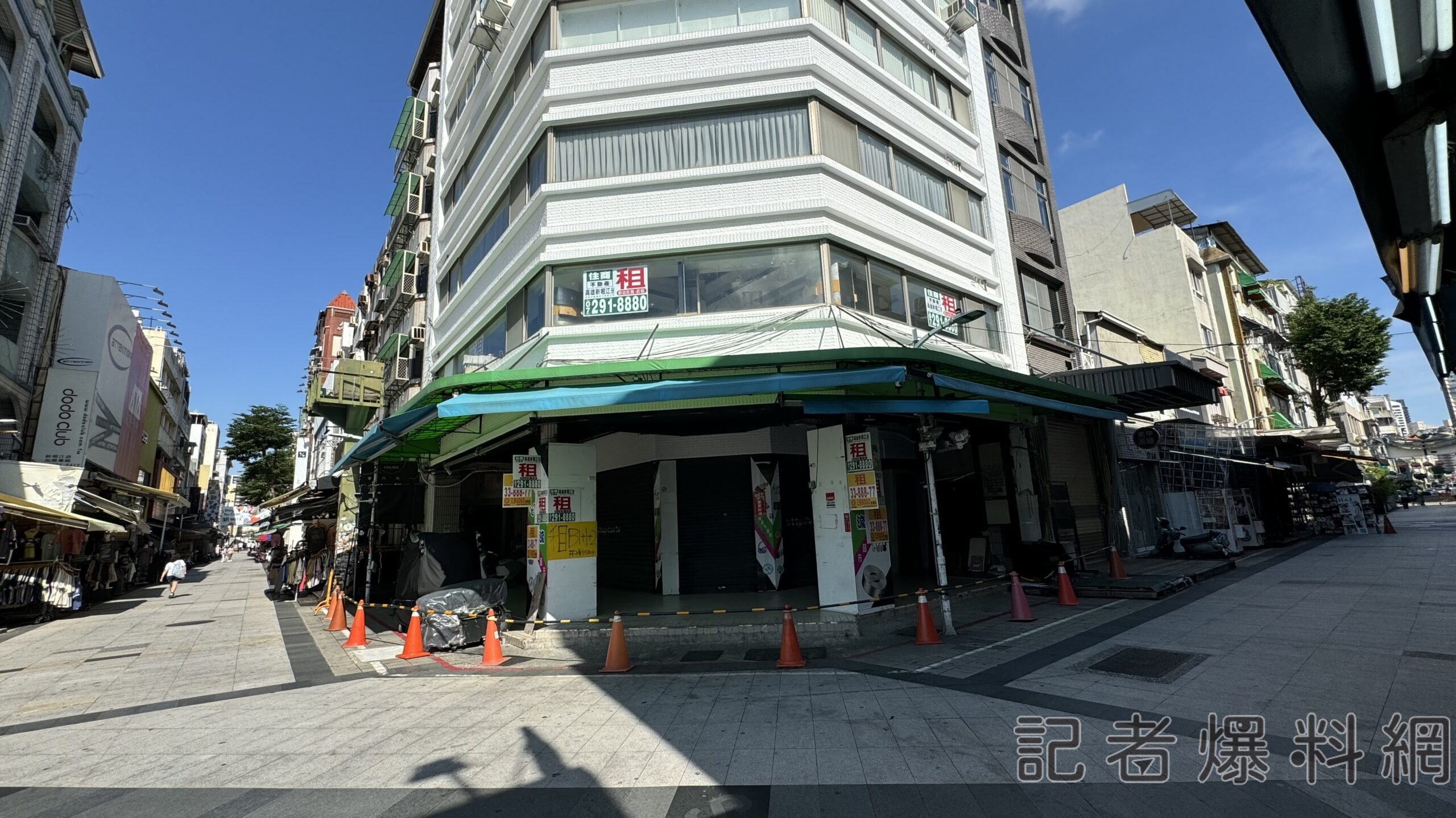 ▲新崛江三角窗店面，業主出租3層樓百坪，月租金26.9萬，挨批「不食人間煙火」。（圖／記者金東天攝）