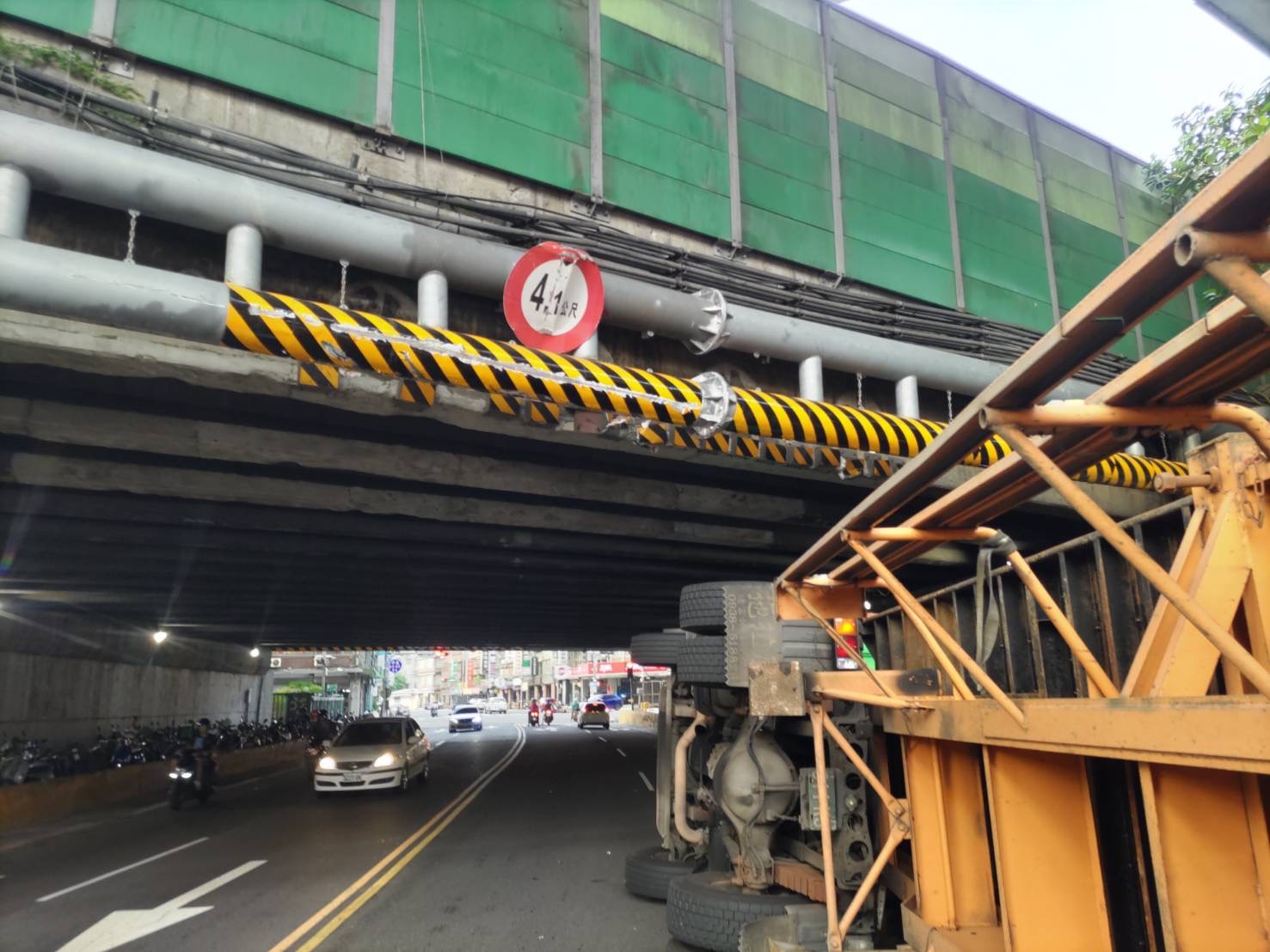 快訊/三重曳引車誤認限高自撞涵洞翻覆 近交通尖峰警速排除 - 民生電子報