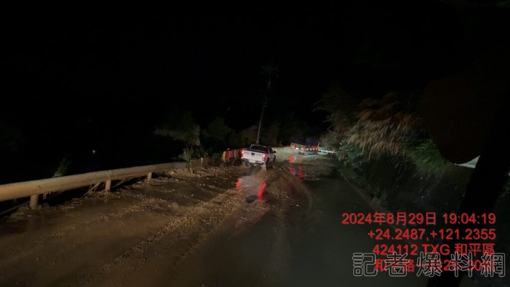 午後山區豪大雨中橫77.5K泥漿掩路 公路總局立即搶修單線通車。哈勇攝