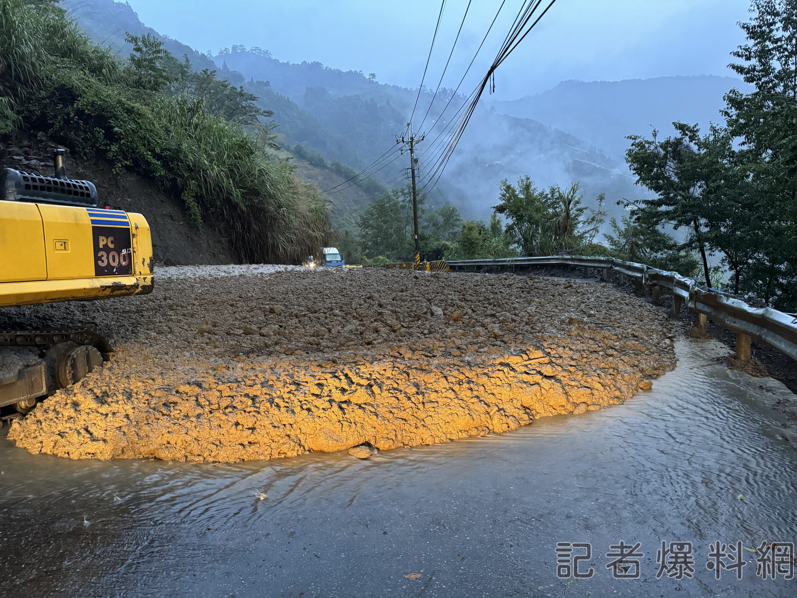 午後山區豪大雨中橫77.5K泥漿掩路 公路總局立即搶修單線通車