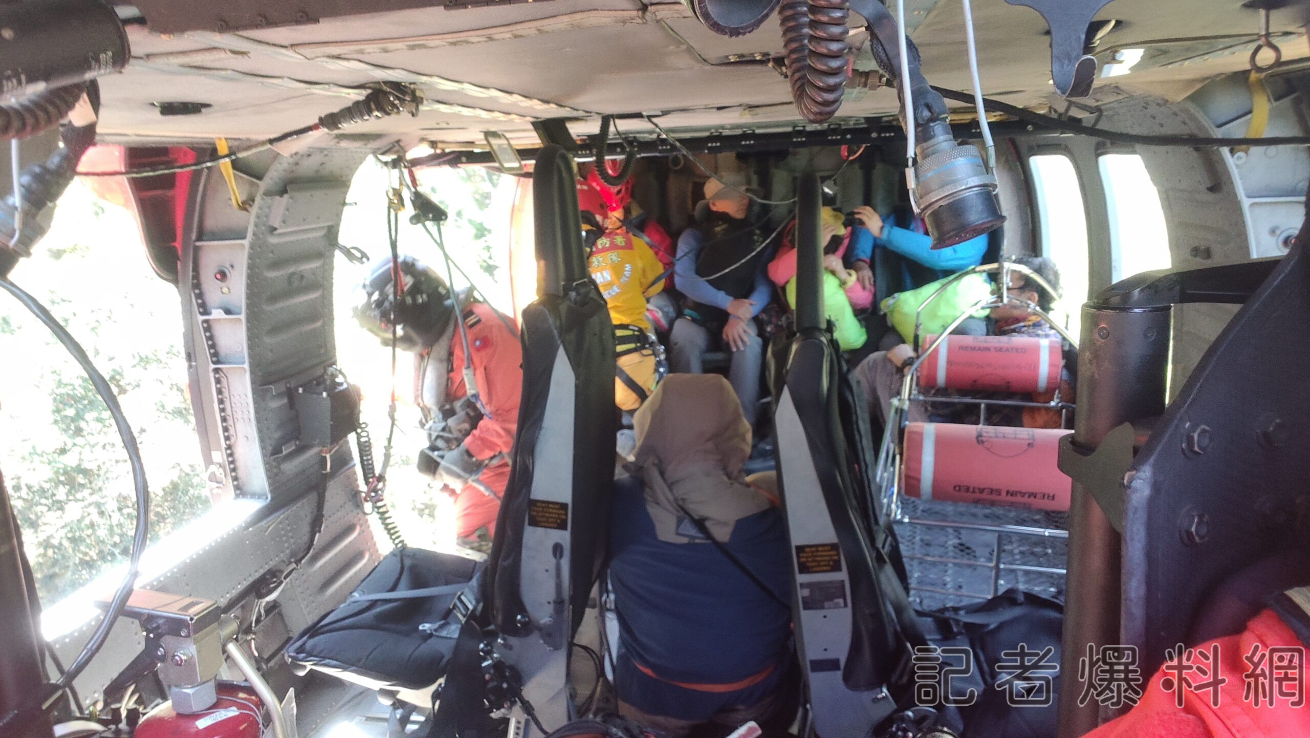 驚魂!7登山客因溪水暴降受困無雙溫泉旁郡大溪 空勤吊掛救援