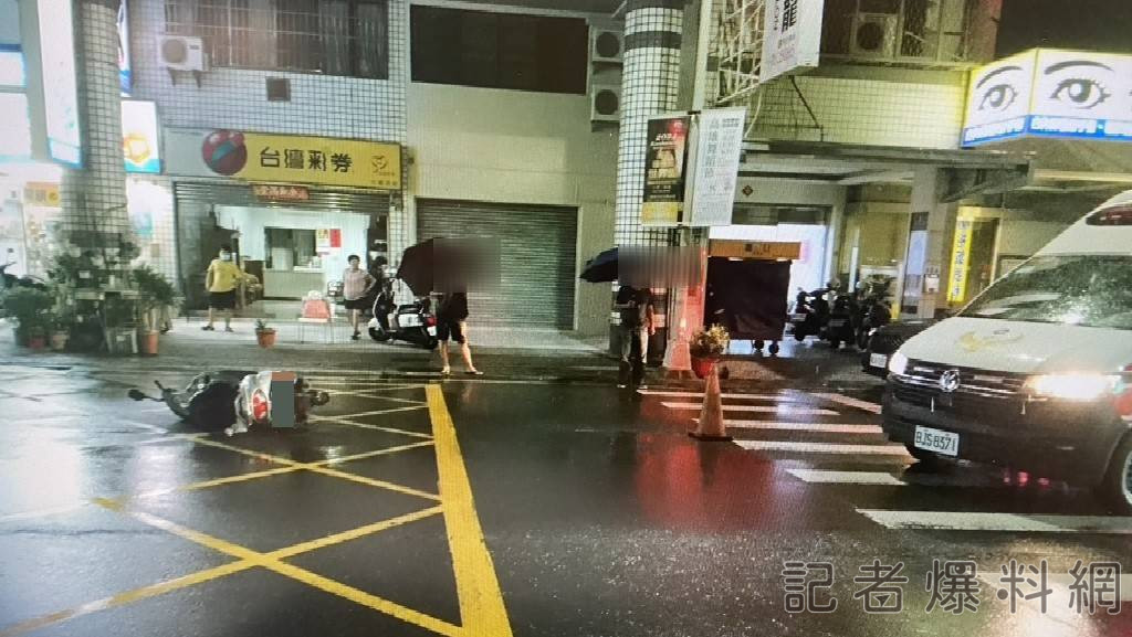 鳳山「無號誌路口」 行人撐傘過馬路、騎士疑未注意擦撞摔車