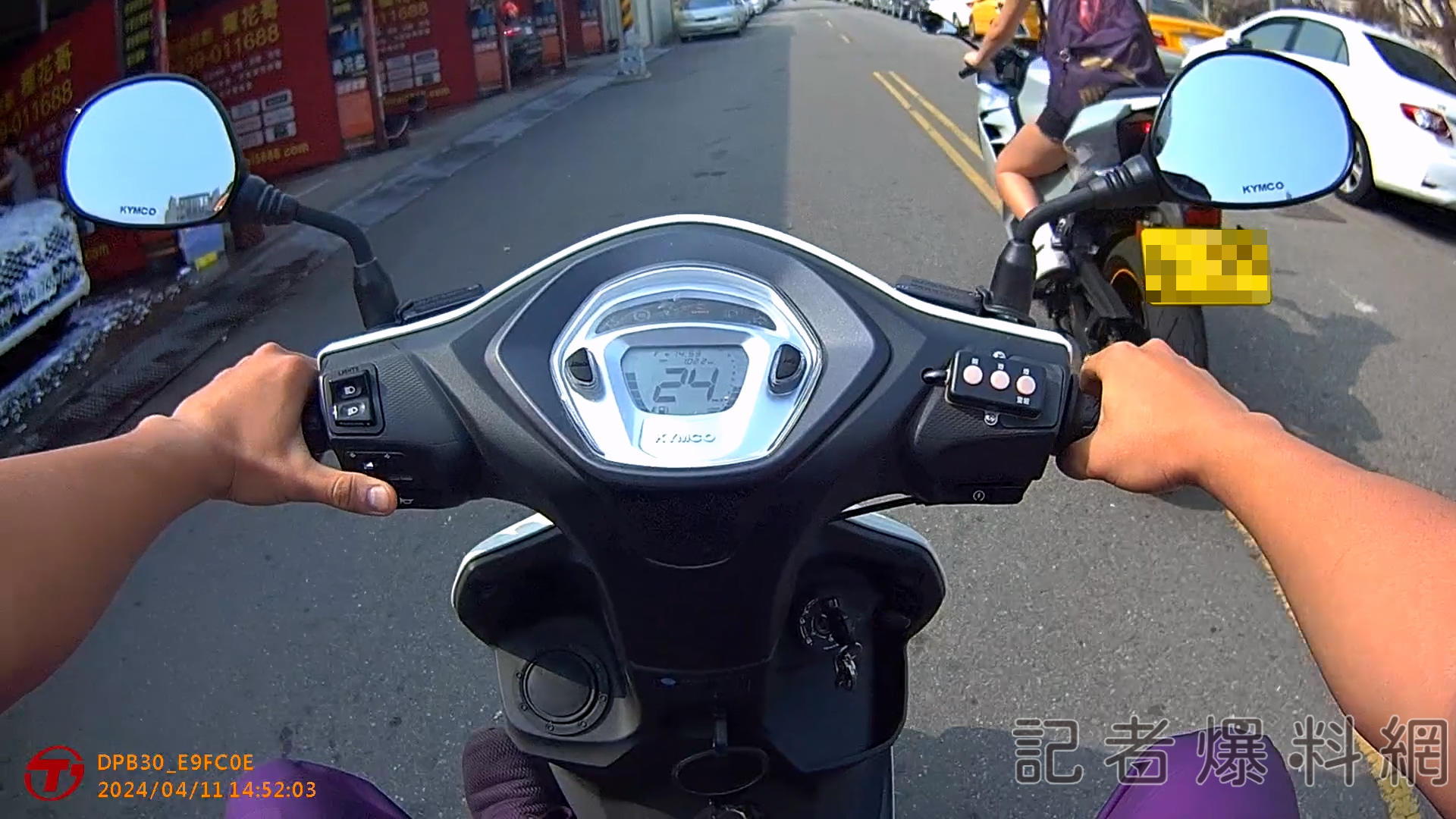 罪加一等!台中妙齡女騎重機不打方向燈 遭警攔查抓包掛假車牌