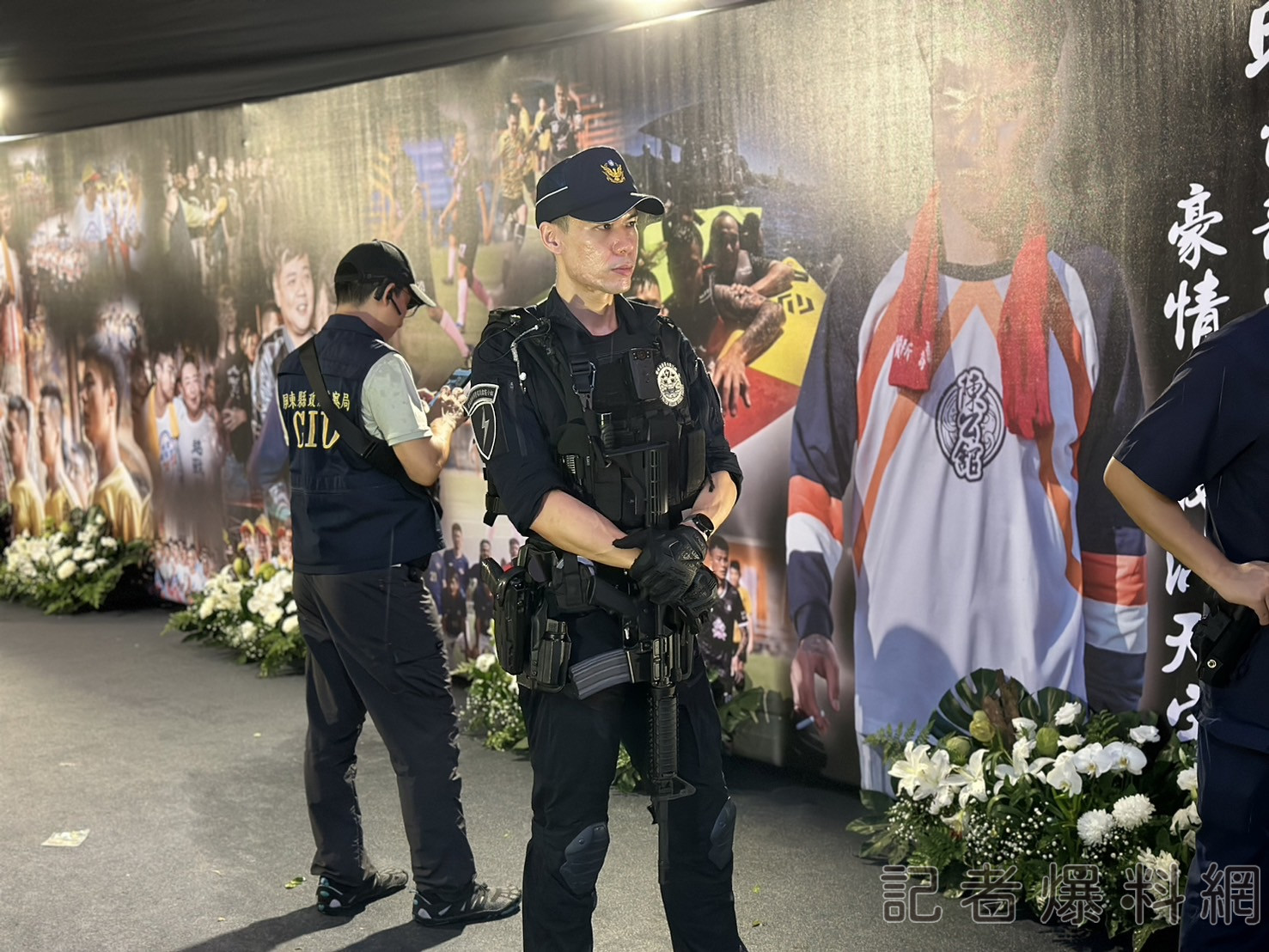 ▲警力荷槍實彈戒備。(圖/民眾提供)