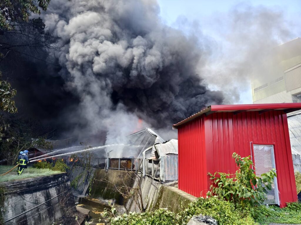 【記者爆料網 莫沛宇／新北報導】新北市樹林區西圳街一段，1處2層樓鐵皮工廠，今（5）日12時23分傳出火警。（翻攝畫面）