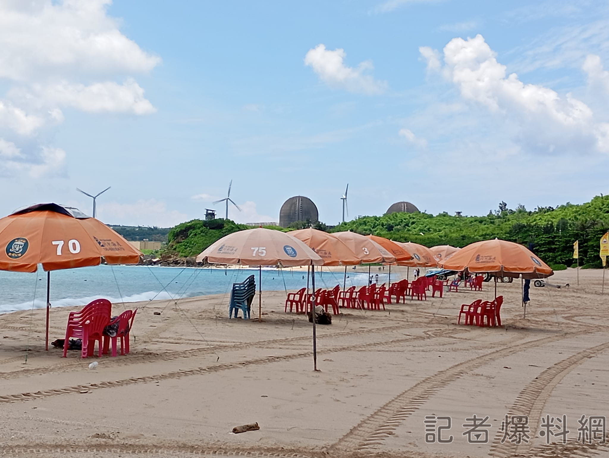 墾丁陽傘業者稱拆傘會影響救援落水客 網友狂酸：乾脆說怕沙灘曬黑