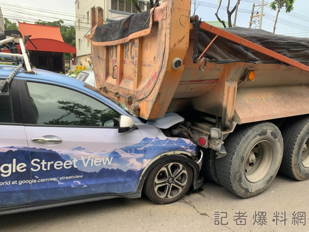 Google街景車出事了！在高雄林園被夾撞「車頭全毀」