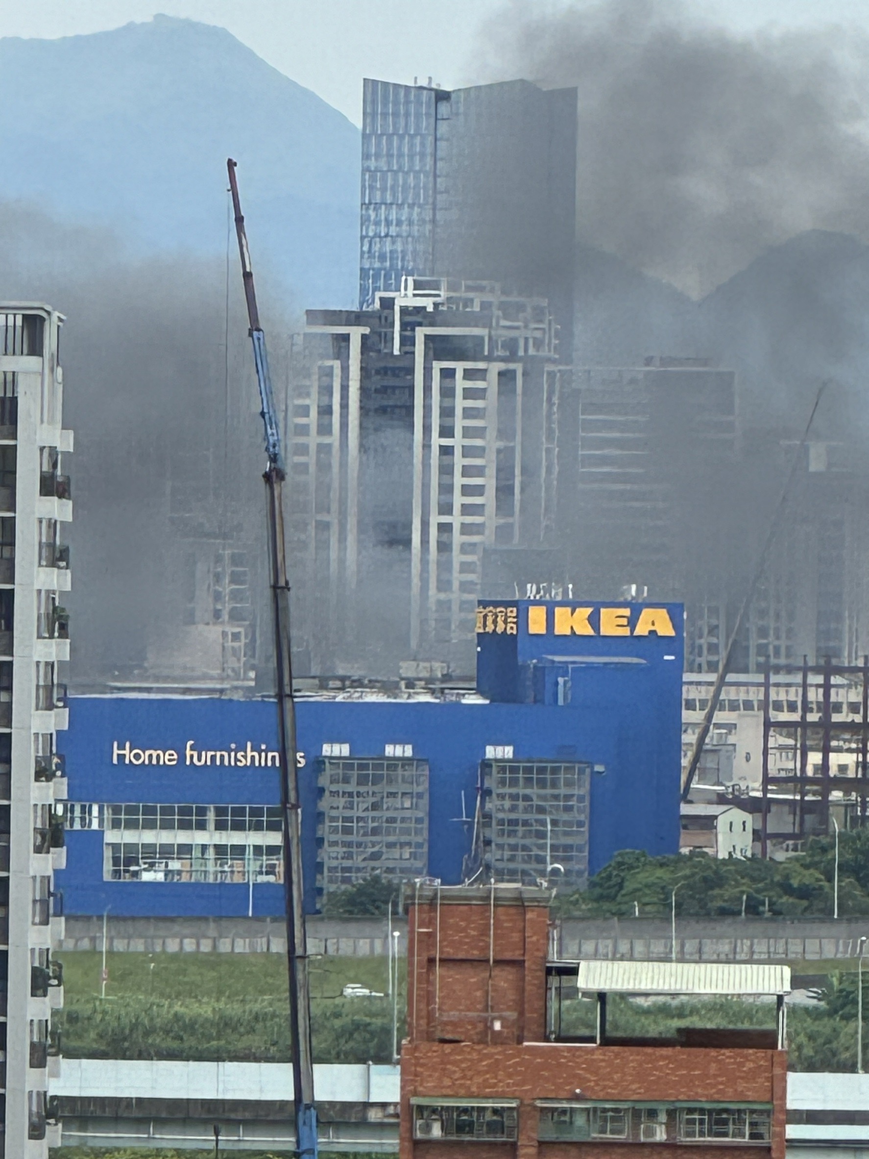 ▲新莊IKEA附近1處工廠傳出火警，現場冒出大量火煙直竄天際。（翻攝自記者爆料網群組）
