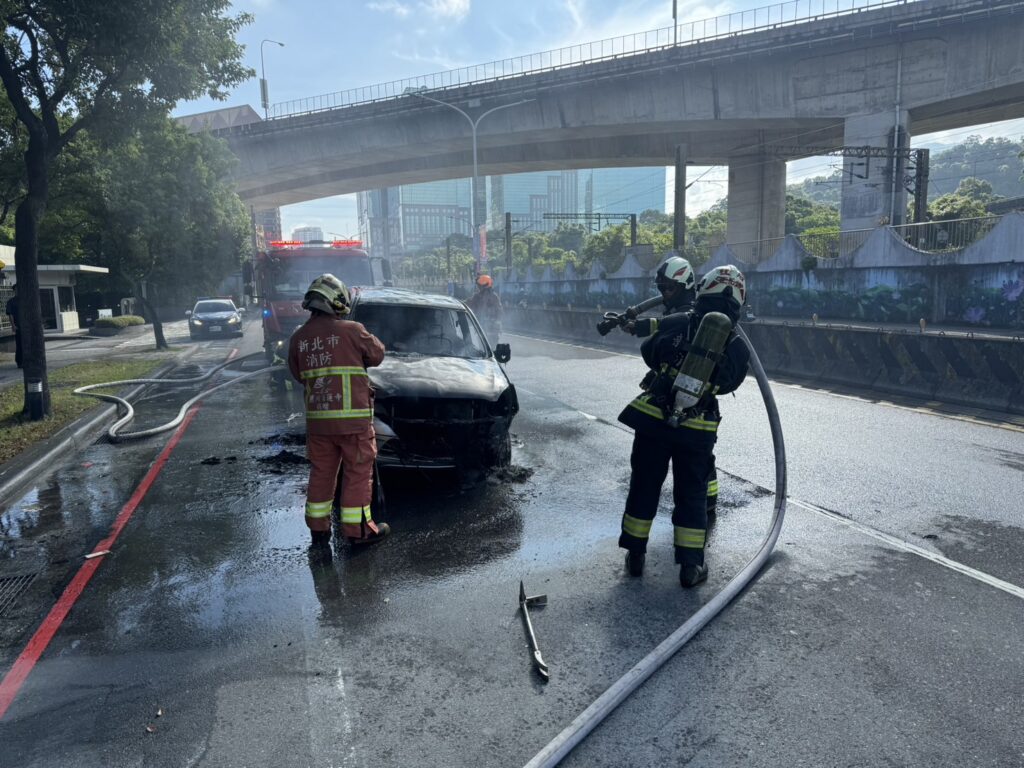 ▲新北市汐止區大同路一段，今（8）日7時許發生1起火燒車事件。（翻攝畫面）