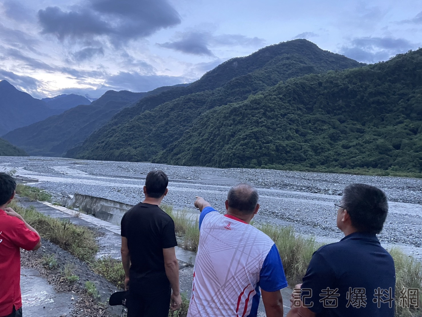 影／大雨襲花蓮萬榮鄉！車輛渡溪翻覆2人被沖走下落不明　19人受困產業道路　