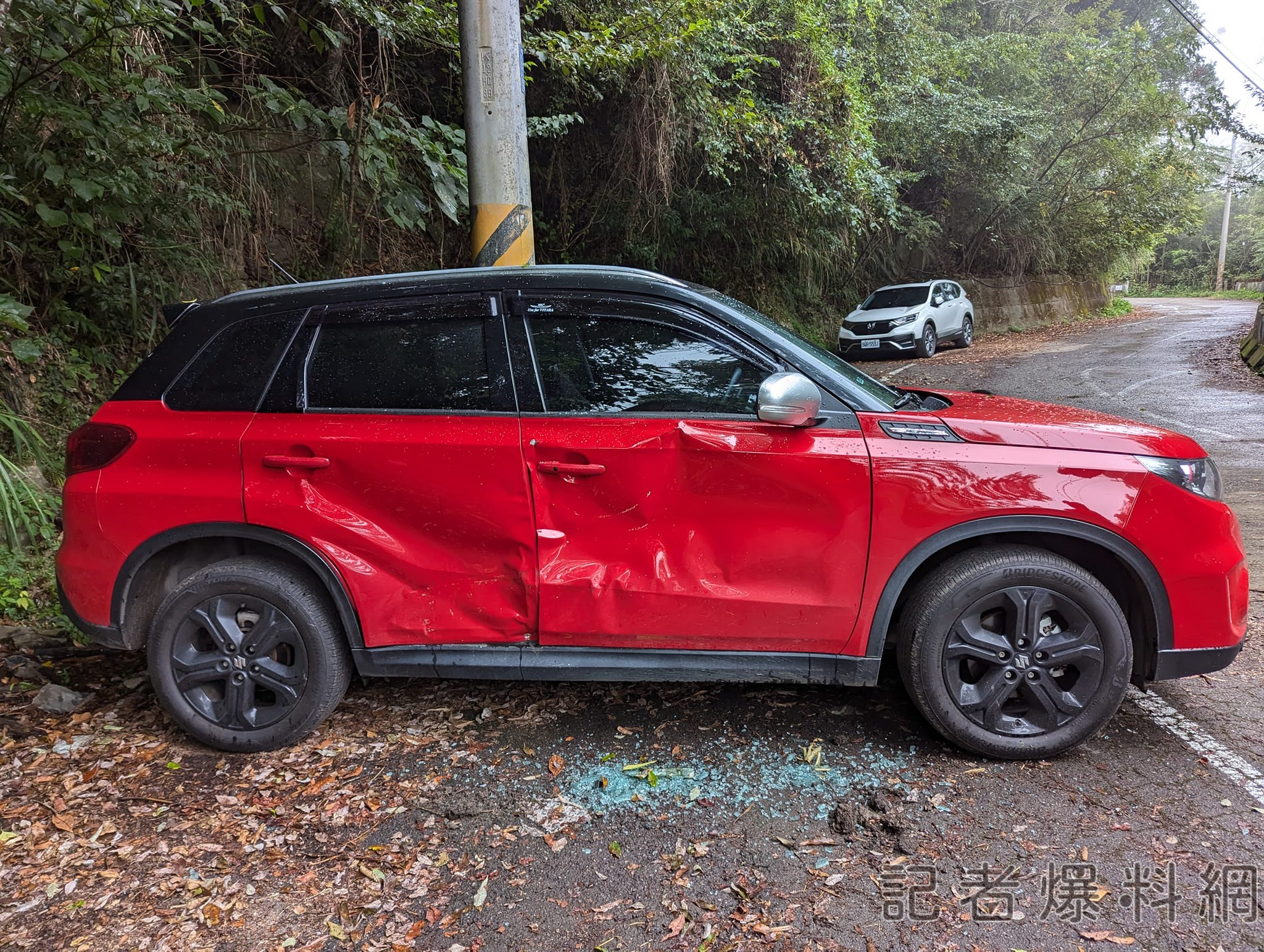 崩潰! 愛車停李棟山莊旁停車格被撞爛 監視器嘸插電 車主淚求目擊者