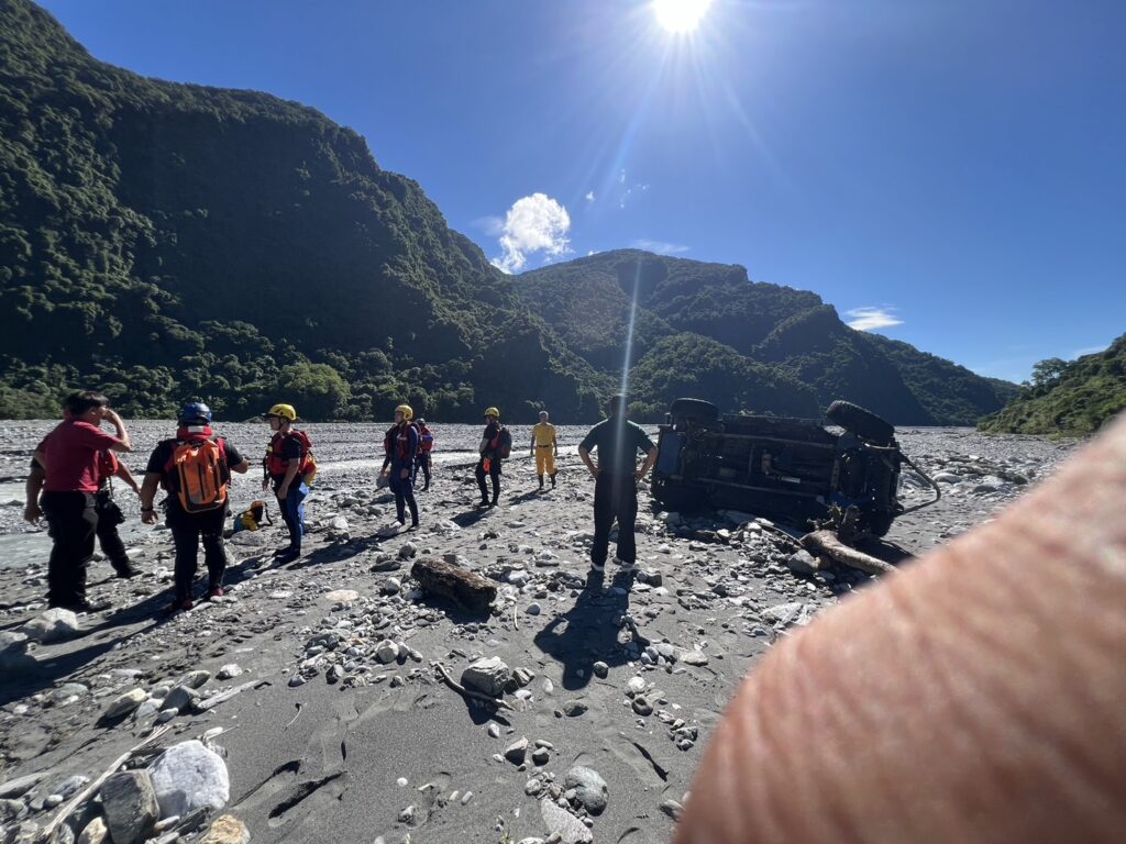 快訊／找到了！花蓮父子遭溪流沖走　父親遺體昨晚尋獲　兩歲男童遺體今天上午尋獲