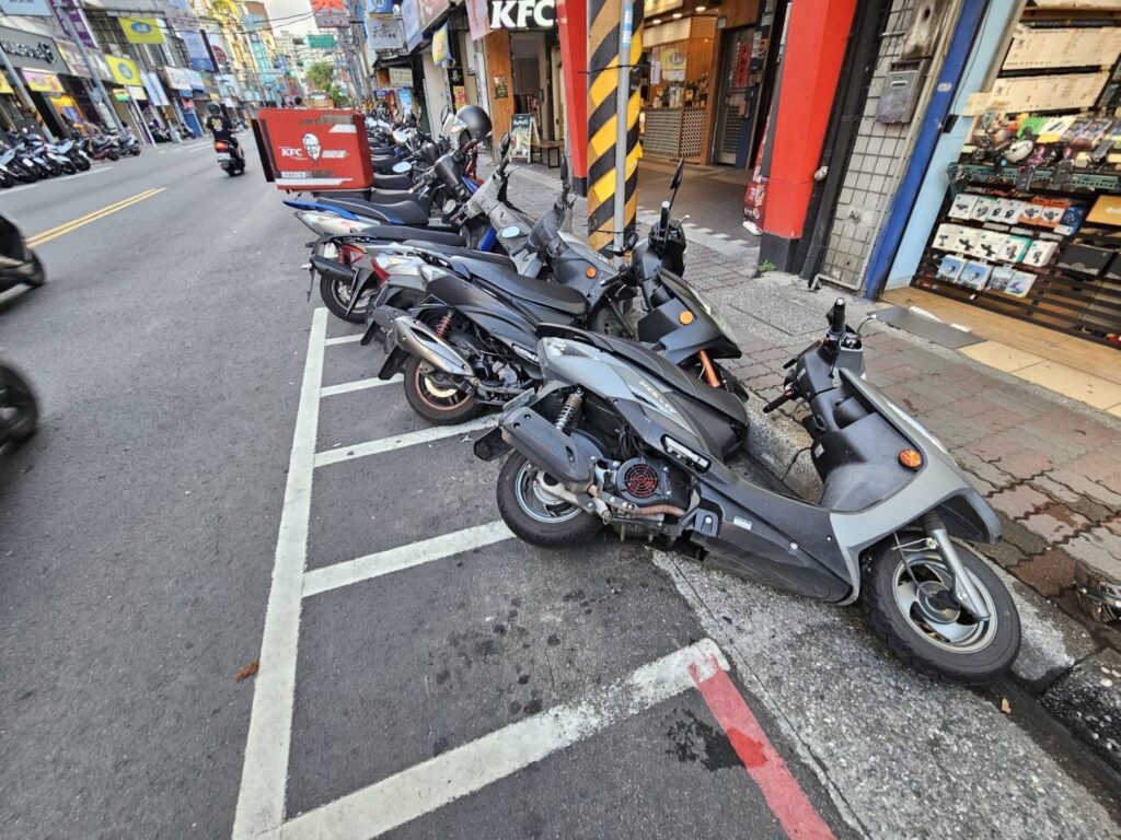 ▲葉姓男子駕駛自小客車在五股區成泰路撞倒整排機車後肇事逃逸。（翻攝畫面）