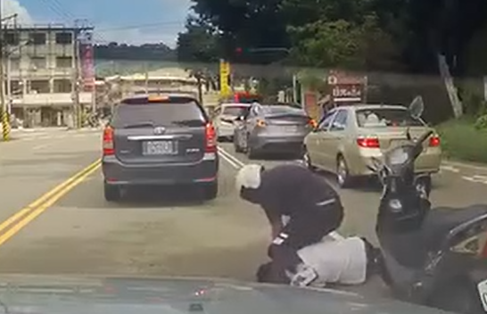 （有片）台中警方追捕竊車賊　駕駛座硬拉下車膝蓋壓頭畫面曝光！