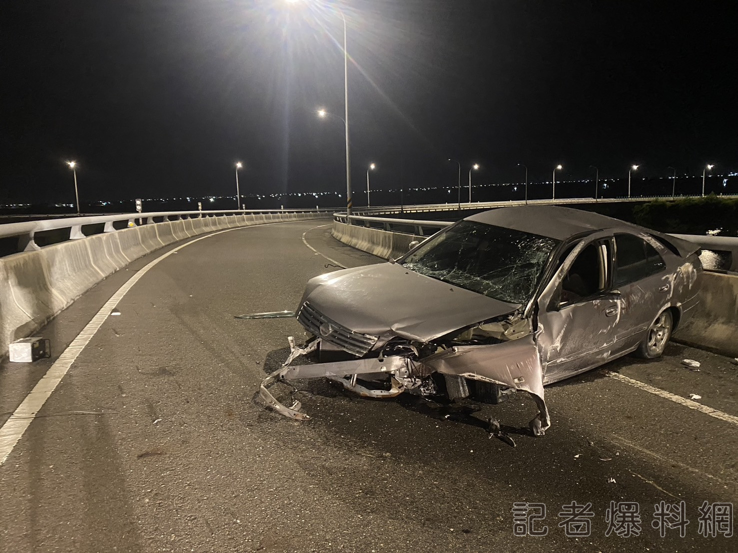 台南男駕車「自撞噴飛」墜10公尺橋下！下肢變形　命危送醫搶救