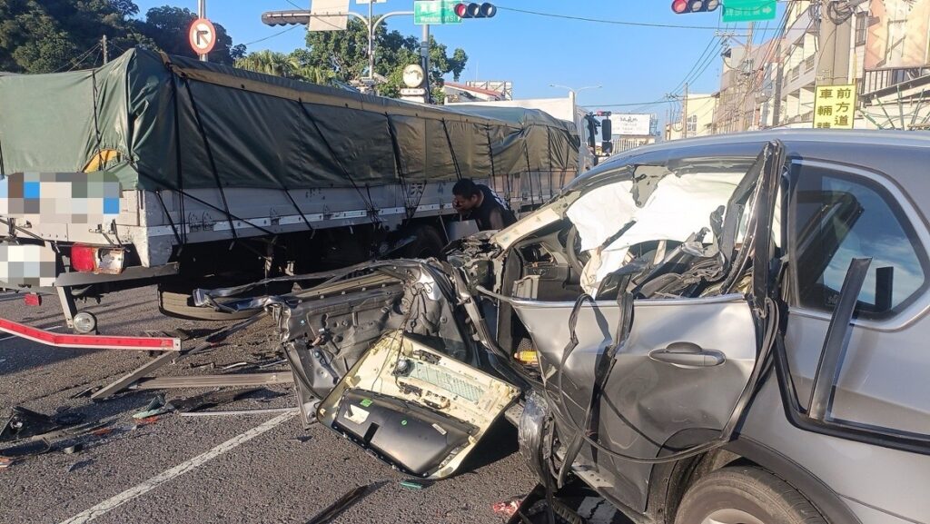 駕車恍神肇事！台中豐原自小客車追撞大貨車　車頭毀損駕駛受傷