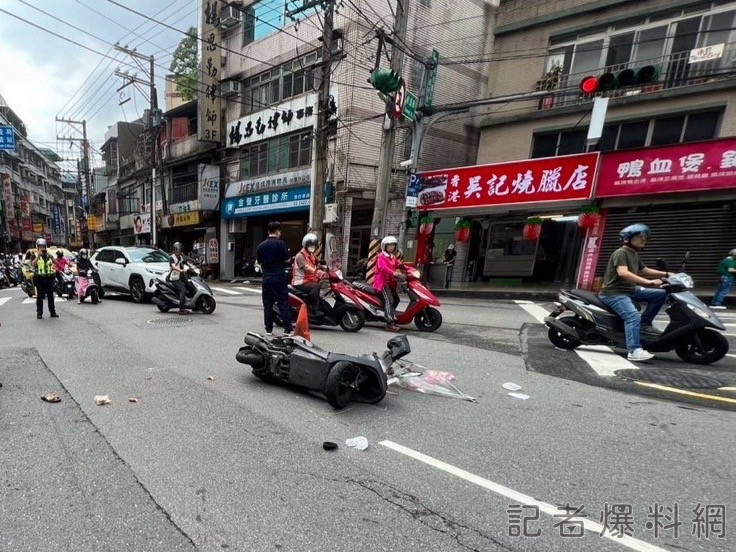 基隆地方法院前三叉路口2機車對撞 頭破血流、腿骨折送醫