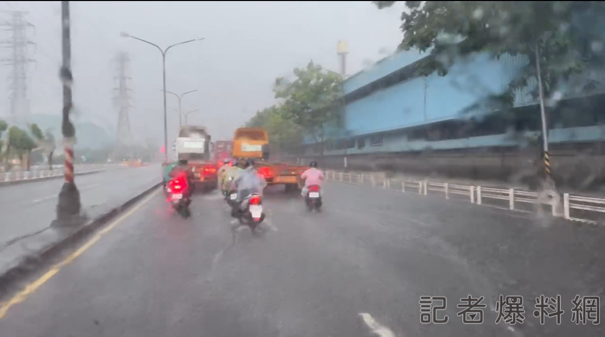 快訊／高雄下大雨沿海路又淹！民眾：多台機車滑倒、拋錨