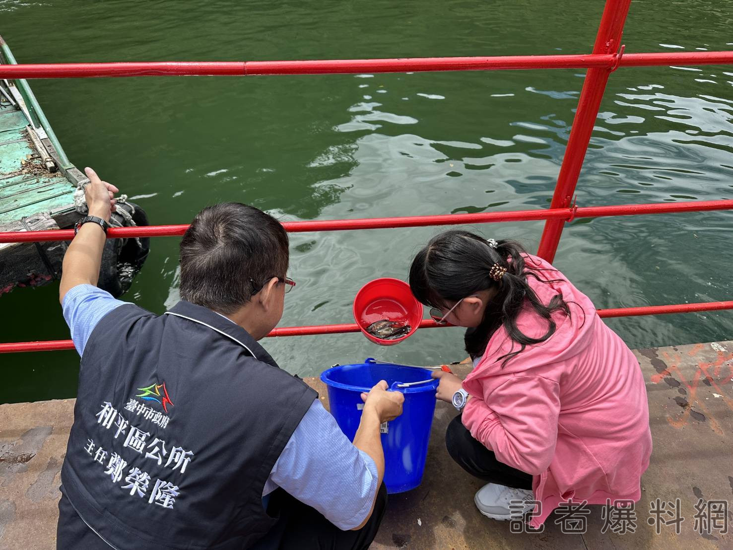 維持德基水庫水質潔淨 台電放流2.2萬尾大頭鰱魚苗