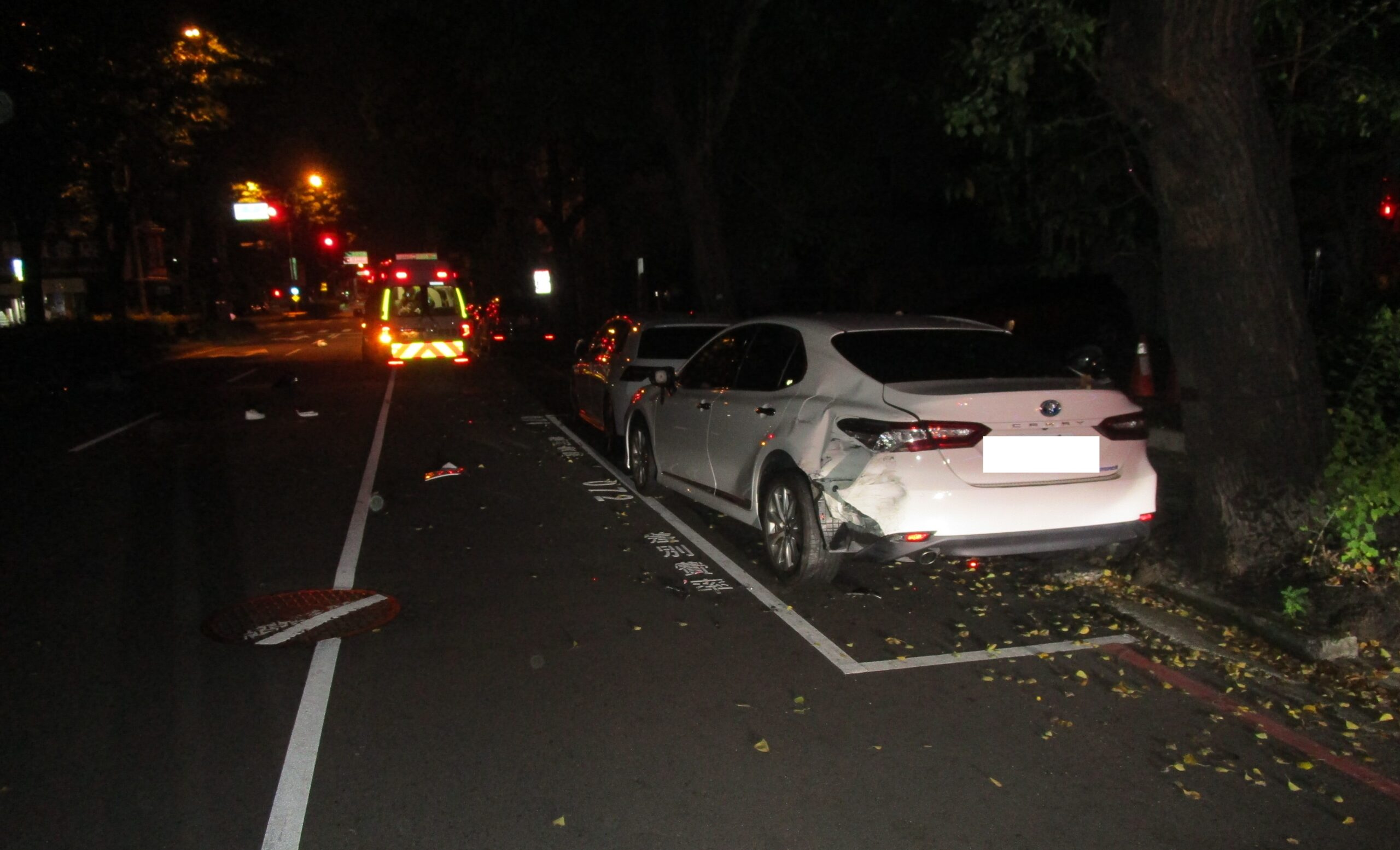 （有片）機車自撞停路邊自小客車　置物箱內註銷車牌曝光