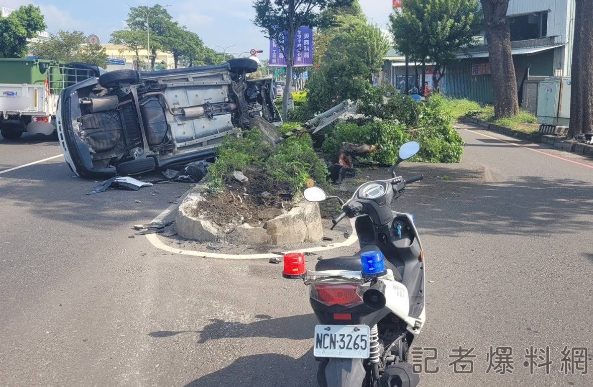 怎麼開的! 男子開自小貨自撞分隔島 車側翻變「立筊」 驚險畫面曝