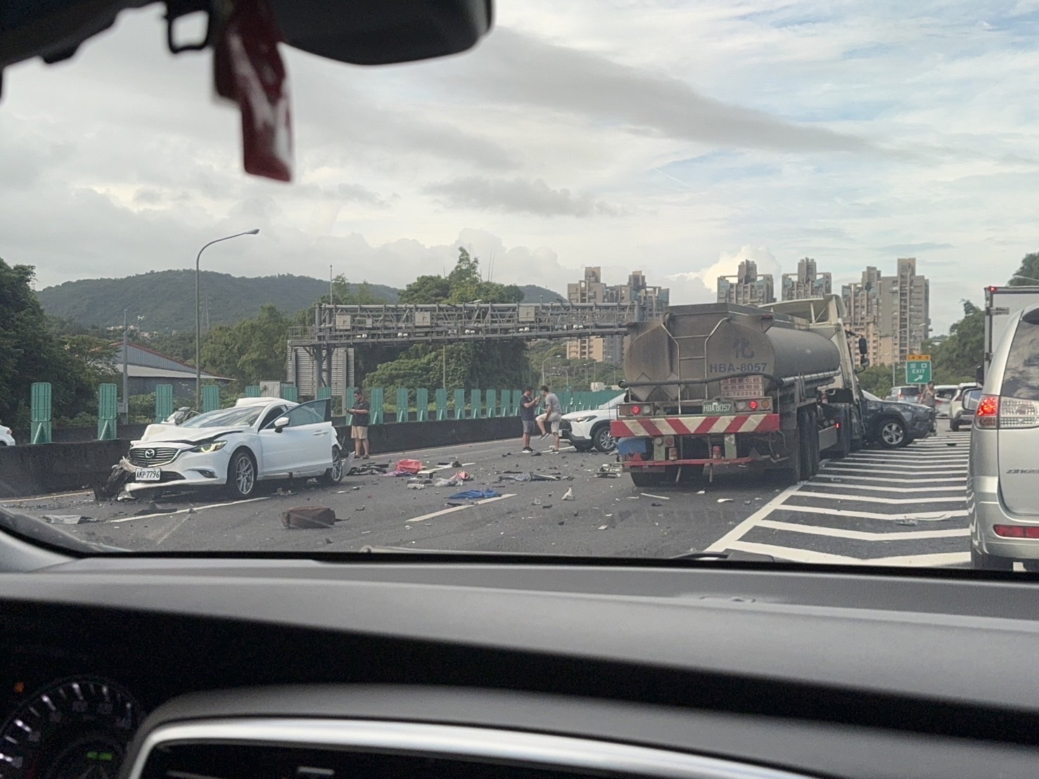 快訊／國道3號南向14.1K6車連環車禍　釀9人受困受傷手、腳骨折