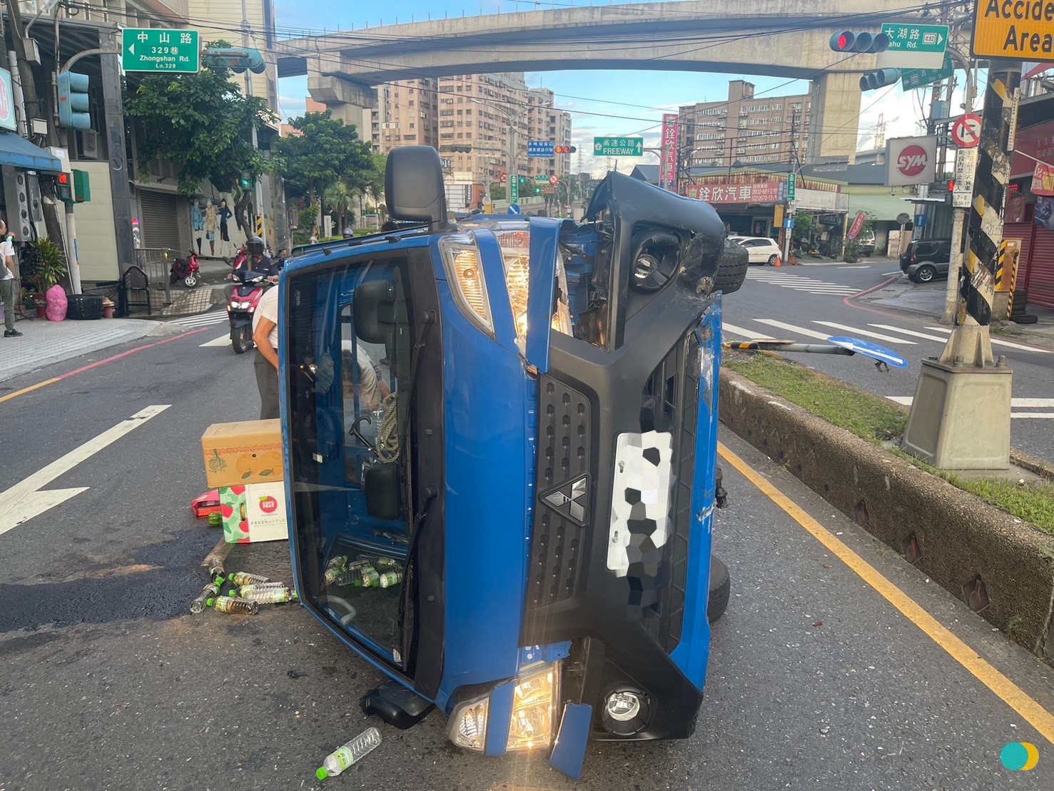 車禍片／7旬翁駕小貨車載6旬婦　疑恍神猛撞分隔島翻覆