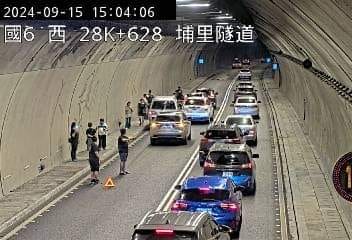 國道6號埔里隧道5車相撞　車流回堵畫面曝光　