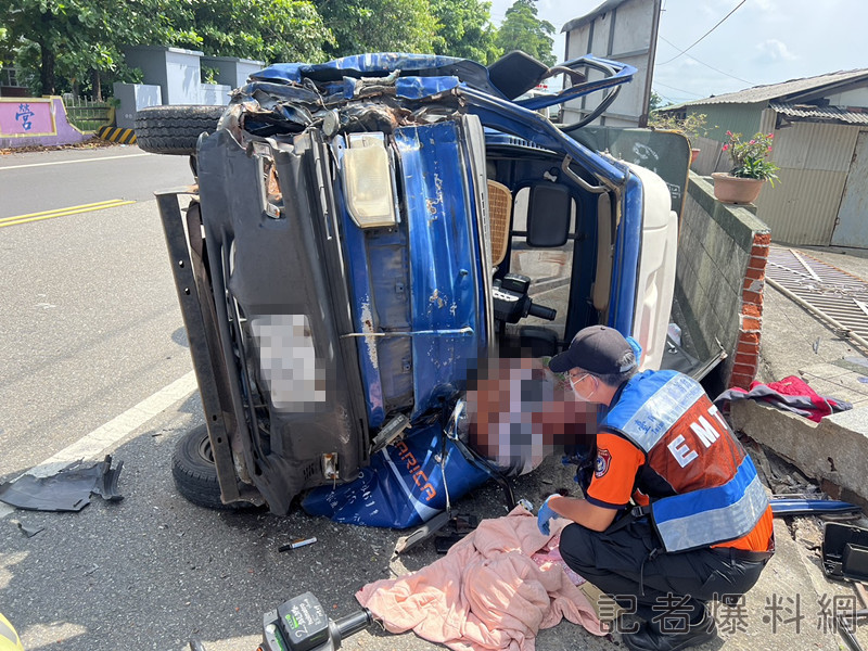 快訊／台南小貨車「自撞側翻」！駕駛受困車內　車頭嚴重變形