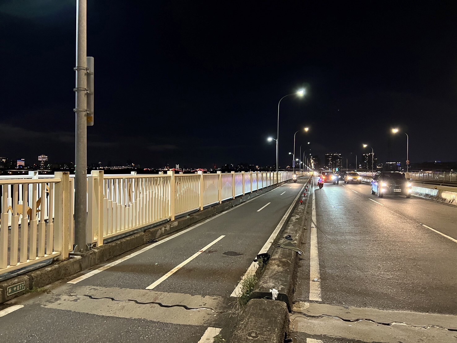 ▲台北市萬華區華中橋往中和方向，昨（15）日18時許發生1起死亡車禍。（翻攝畫面）