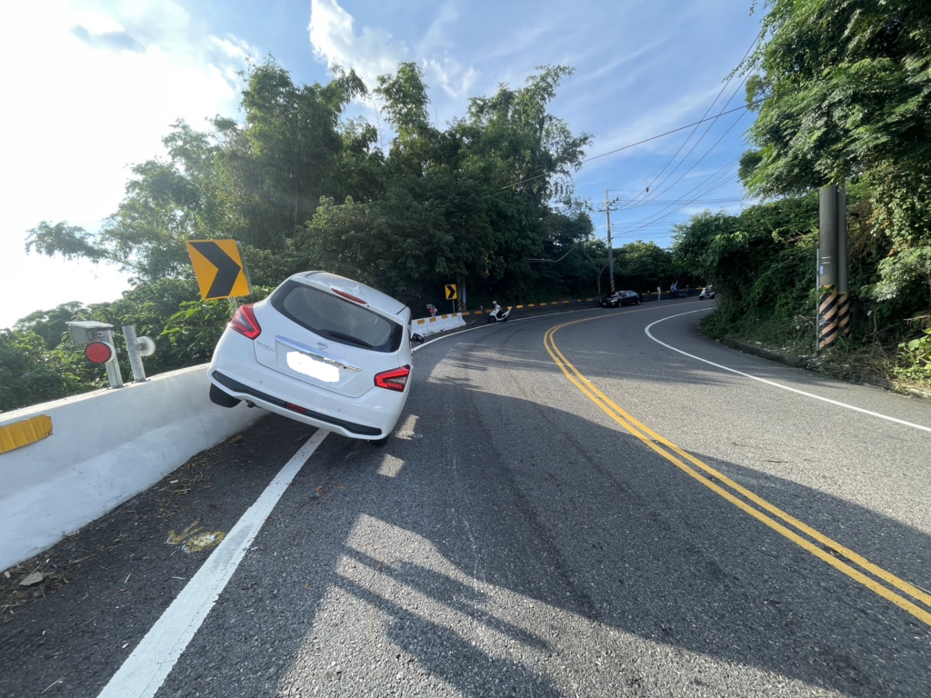 （有片）彰化自小客車轉彎失控　衝對向車道「騎」上護欄