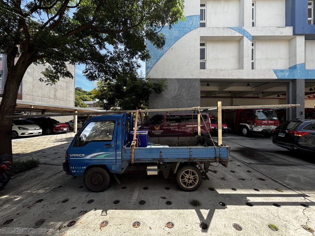 ▲新北市游姓男子駕駛小貨車，裝載「超長」鋼樑遭路檢警方攔停盤查。（翻攝畫面）