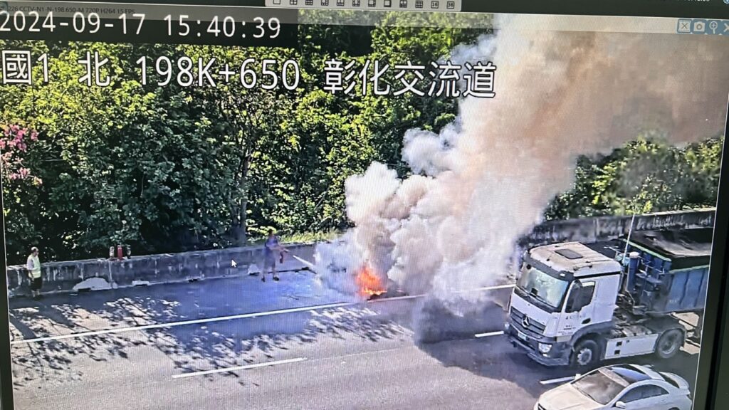 國道彰化路段火燒車！　自小客車引擎過熱起火