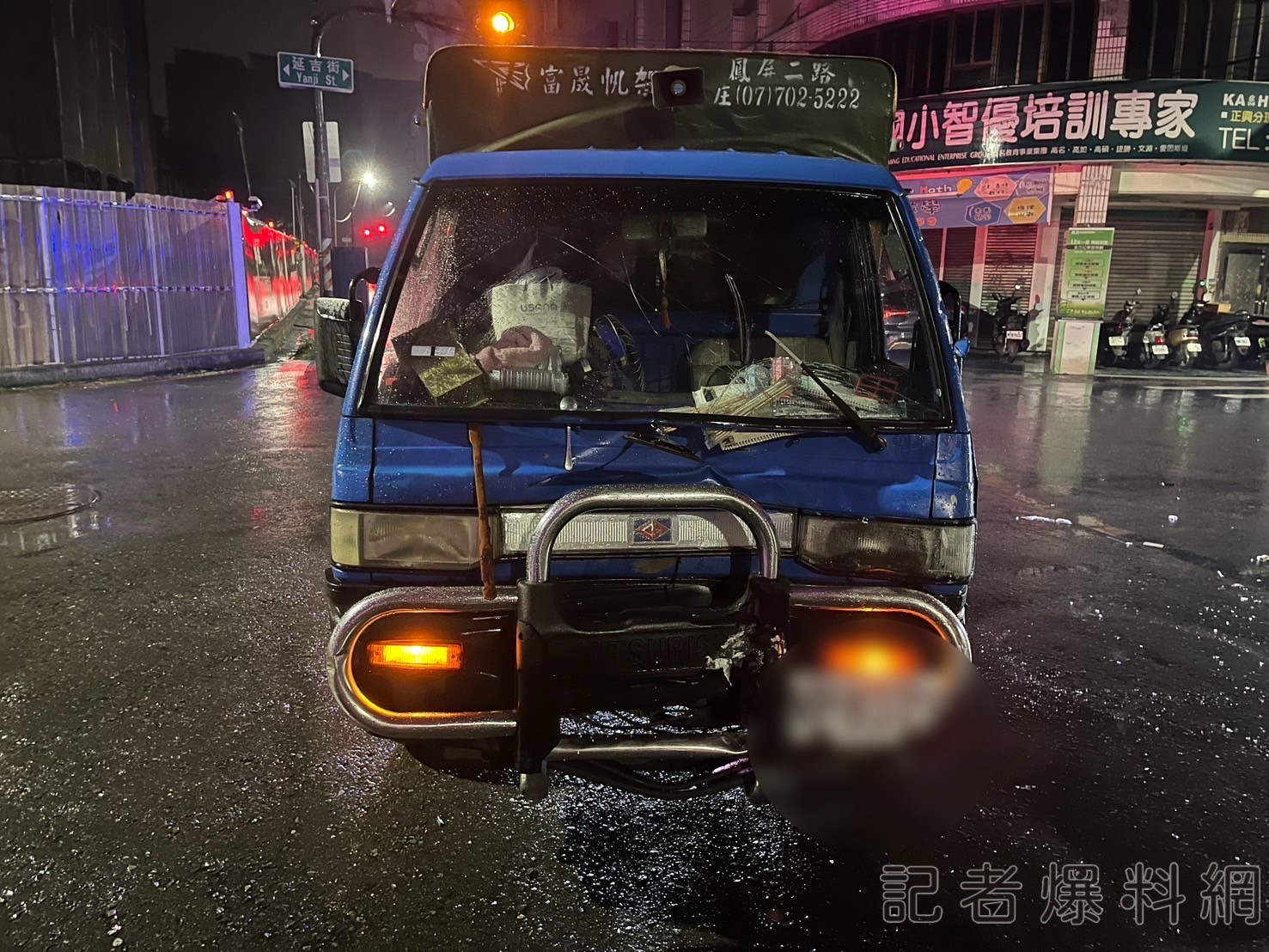 騎士路口遭小貨車撞飛 小貨車又擦撞路邊汽機車 撞擊畫面曝光