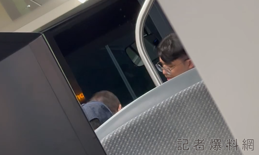 影／搭高雄輕軌下車忘拿包包！酒醉男乘客搭小黃連追2站　衝上車跟司機起爭執