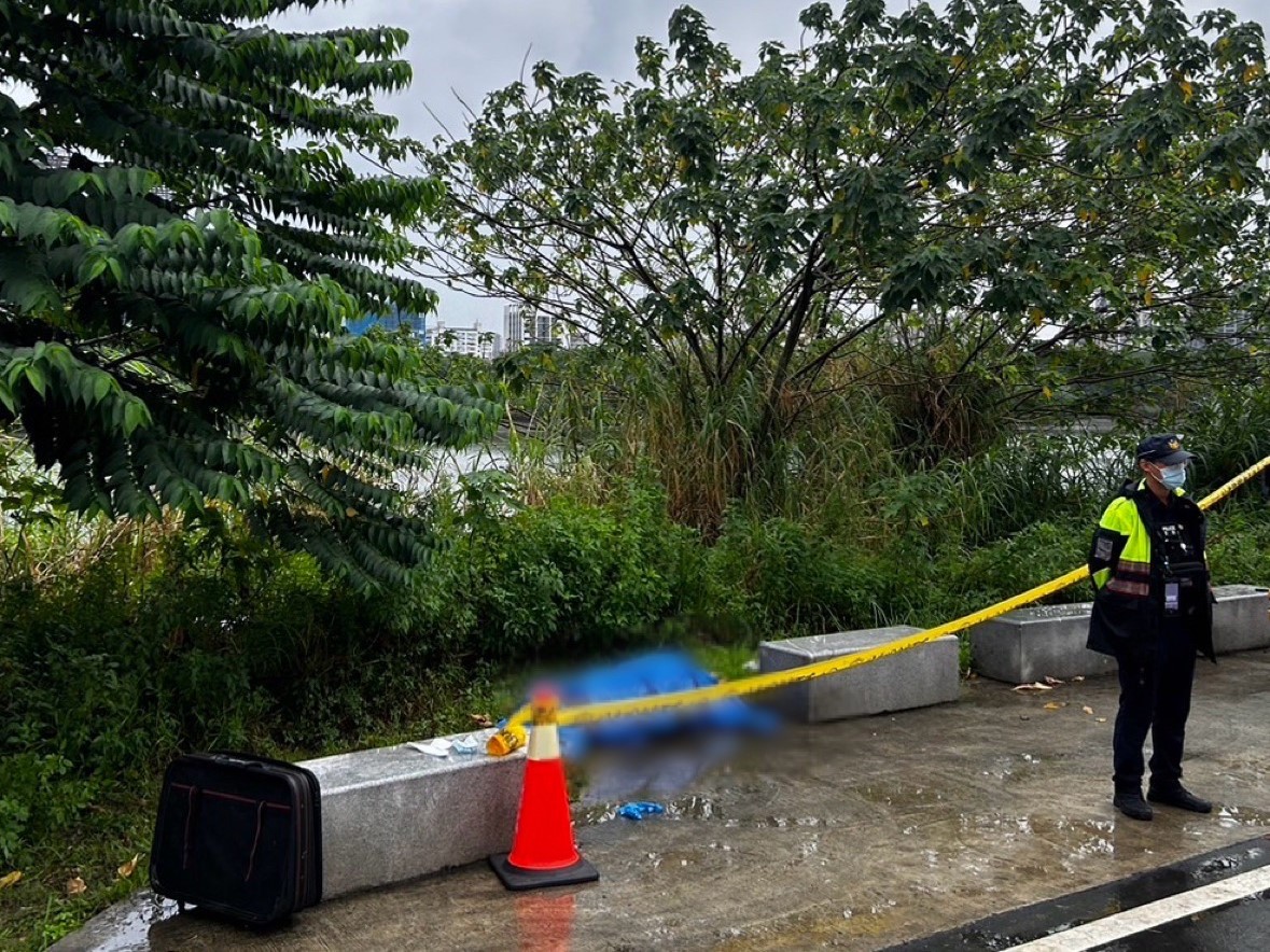 ▲新北市新莊區大漢溪河道，昨（18）日15時許驚現水流屍。（翻攝畫面）