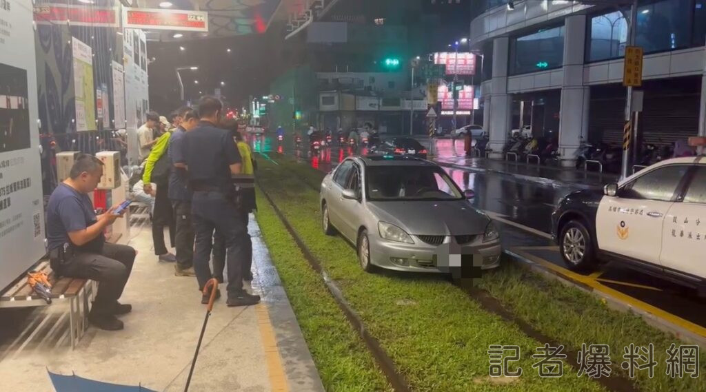 汽車進站！高雄自小客「闖輕軌軌道」卡站旁　駕駛稱：視線不佳