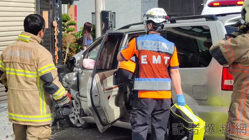 ▲救護人員撬開車門搶救受困夫婦（圖／記者王俊勝 翻攝）