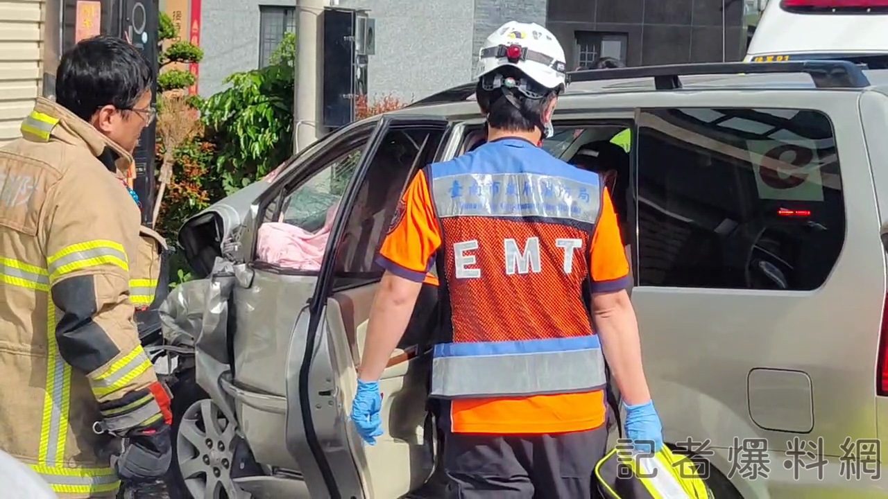 ▲救護人員撬開車門搶救受困夫婦（圖／記者王俊勝 翻攝）