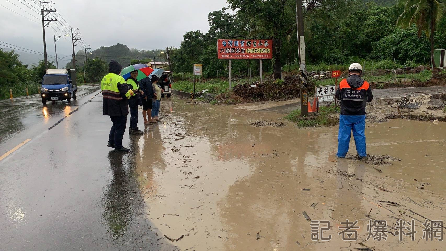 ▲高雄六龜光明巷傳土石流，3戶共7人緊急撤離。（圖／民眾提供）